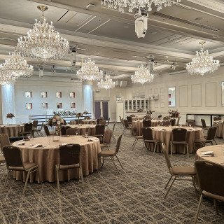 ゴージャスな雰囲気の披露宴会場。