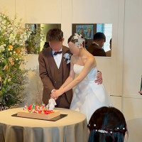 お子様ゲスト達にケーキトッパーをさしてもらい、ケーキ入刀。