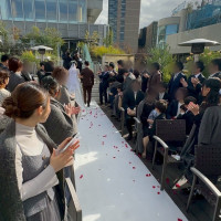 退場時。フラワーシャワーはサービスです。赤い花びらが綺麗！