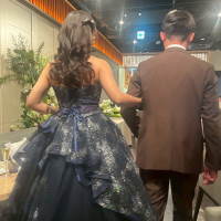 お色直しはネイビードレスでダウンヘア。冬婚らしさがあり好評！