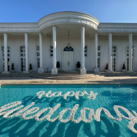 ガーデンのプールの花文字