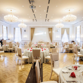 白を基調とした披露宴会場