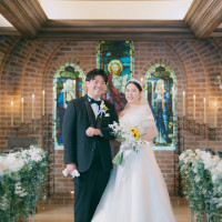 ステンドグラスも天井の絵も素敵です。