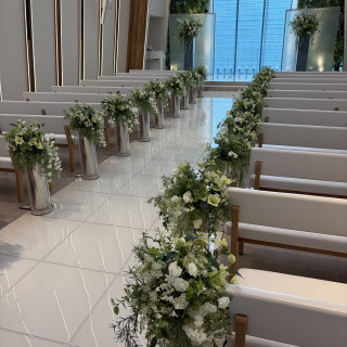 チャペルの床が白い為、レフ板効果で肌が明るく見えるそうです！