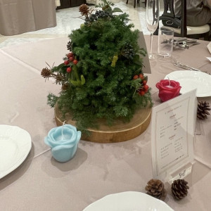 席上の装花はクリスマスらしく|784153さんのアクアテラス迎賓館（大津）/テイクアンドギヴ・ニーズウェディングの写真(2604330)