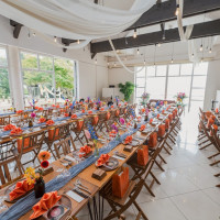 オレンジと青をテーマにお花も飾りつけていただきました。