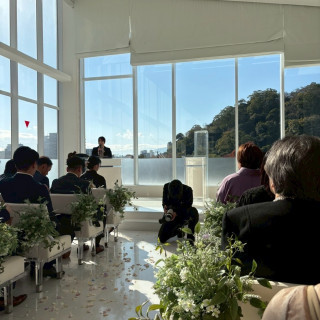 フラワーシャワー後のチャペル、緑が見えて天気がいいと最高