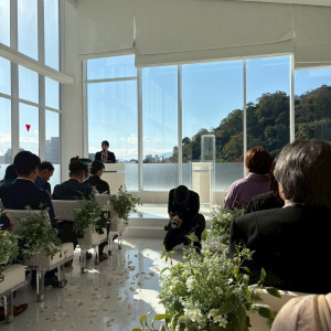 フラワーシャワー後のチャペル、緑が見えて天気がいいと最高|784192さんのヒルサイドクラブ迎賓館(徳島)/テイクアンドギヴ・ニーズウェディングの写真(2604477)