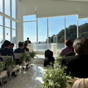 フラワーシャワー後のチャペル、緑が見えて天気がいいと最高