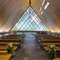 木の温もりを感じるチャペル