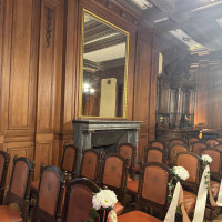 チャペル内の写真。大きな鏡と調度品があります。