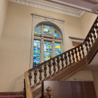 ステンドグラスが名物の階段。チャペルから少し出たところにある