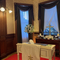 チャペルに窓もあり、自然光が入ってくる。