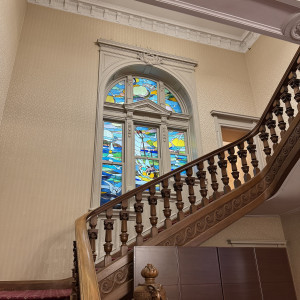ステンドグラスが名物の階段。チャペルから少し出たところにある|784256さんのグランドプリンスホテル高輪 貴賓館の写真(2604793)