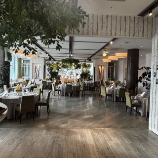 緑をメインとして扱っている披露宴で、相談すれば二次会使用可能