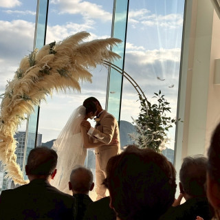 白を基調にしたチャペルで、目の前に海が広がります。