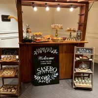 式場のロビーには、おいしそうなパン、軽食などがありました。