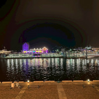 会場の近くに海があり、夜はライトが反射してより素敵です。