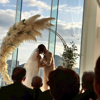 白を基調にしたチャペルで、目の前に海が広がります。