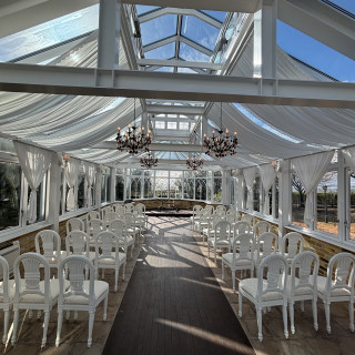 チャペル2。温室のような挙式会場でワンちゃんも参加できる。