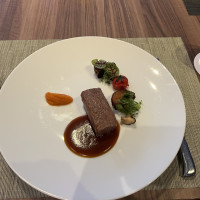 お肉料理です。お肉も付け合わせの野菜もおいしかったです。