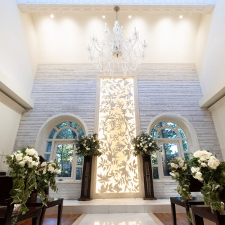 祭壇の上は天井が吹き抜けになっています。