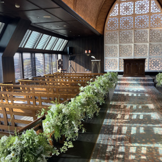 向かって右手にはガーデンがあり、みなとみらいが見える。