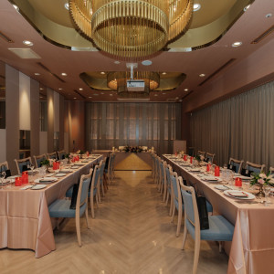 テーブルクロスの色はサーモンピンク、ナフキンはモスグリーン|784377さんのヴォヤージュ ドゥ ルミエール北谷リゾートの写真(2604954)