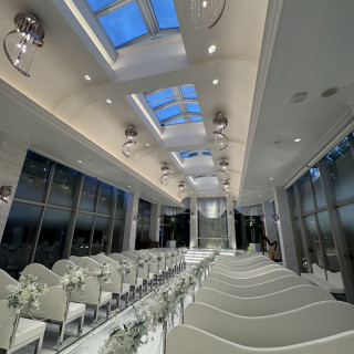 真っ白で開放感がある会場
水の流れる音が心地いい