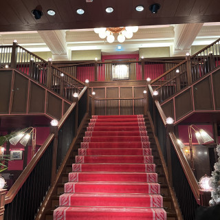 入口の扉を開けると、真正面に赤い絨毯の大階段がありました。