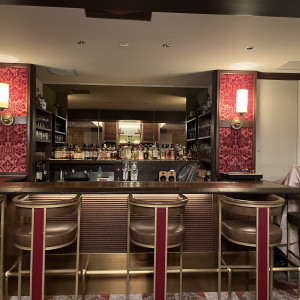 大階段を上ると両家の控室と共にバーカウンターがありました。|784411さんのTHE CONDER HOUSE(ザ・コンダーハウス)の写真(2605169)