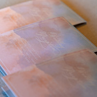 パステルカラーの席次表（式場で注文）