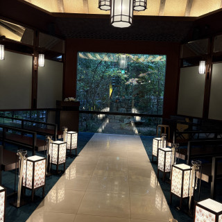 後ろがガラスになっており緑を感じられるチャペルです。