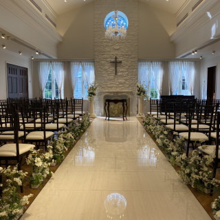 ガーデンチャペルと室内チャペルがある