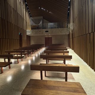 聖歌隊や生演奏は2階のため、ゲストの視界に入らない。