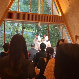木の温もりがあり、自然光も入り込む明るいチャペル