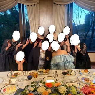 高砂で集合写真。窓の外から緑が見える。