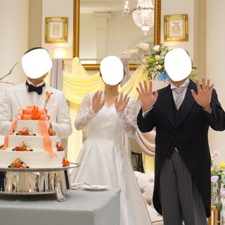 明るい披露宴会場とウエディングケーキ