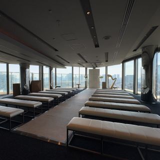 自然光が入り込む明るいチャペル