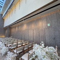 チャペル内の装花。白が映える。