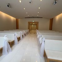 前からの景色。ベンチも白いので明るい印象。