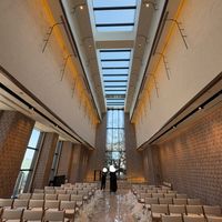 10mの天井。大理石の反射も美しい。