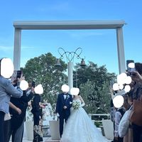 外でフラワーシャワー。天候に恵まれると青空が映える。