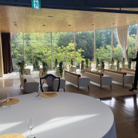 披露宴会場からチャペルを見れる