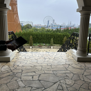 挙式会場からでて、フラワーシャワーをするところです