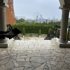 挙式会場からでて、フラワーシャワーをするところです|784479さんのガーデンテラス福岡ホテル&リゾートの写真(2605308)