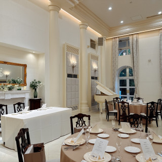 披露宴会場と、新郎新婦の席の雰囲気