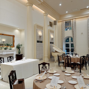 披露宴会場と、新郎新婦の席の雰囲気|784494さんのアーセンティア迎賓館(柏)/テイクアンドギヴ・ニーズウェディングの写真(2605355)