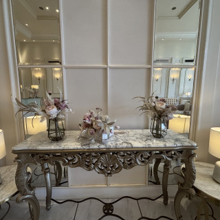 この机に、自分たちは写真を飾りました