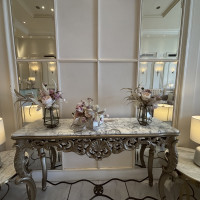 この机に、自分たちは写真を飾りました